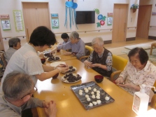 こしあん・粒あん・黒ゴマ・きな粉のおはぎ。