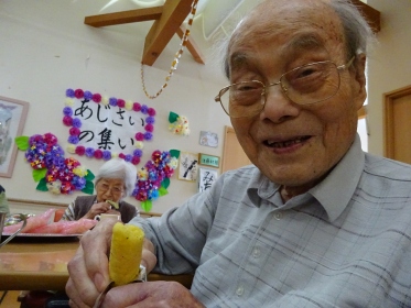 あじさいの集い【午後:カラオケとお菓子を楽しむ】