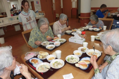 6月生まれの方の誕生日会