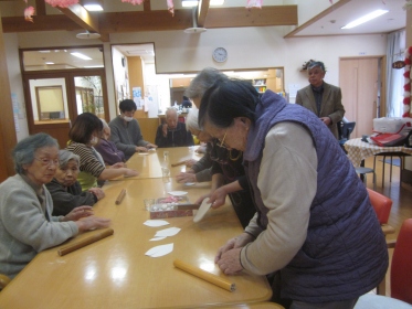 本日は、紙粘土教室がありました。