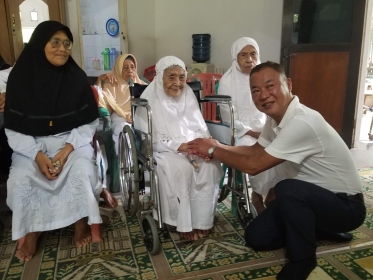 インドネシアの老人ホーム 慰問