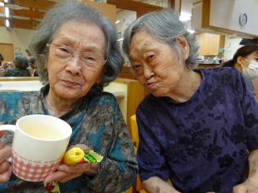 あじさいの集い【午後:カラオケとお菓子を楽しむ】