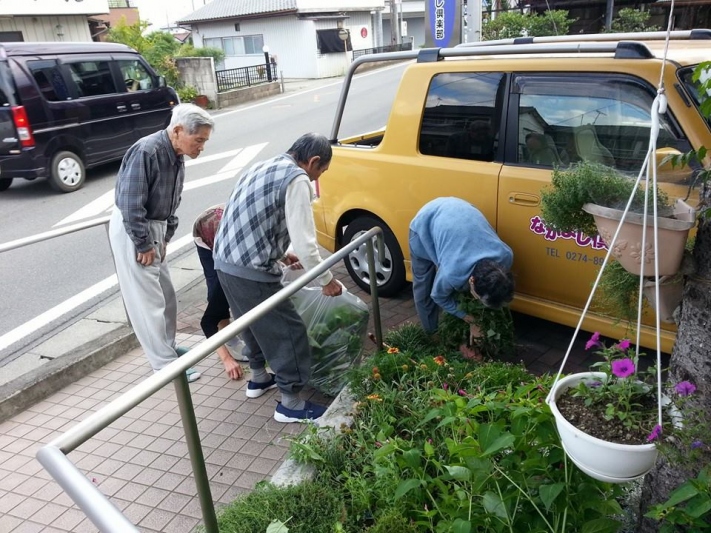 玄関前のお掃除